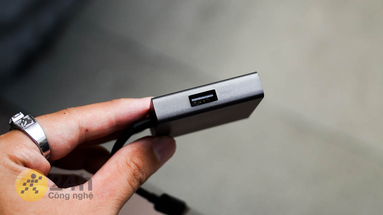 Adapter này có thêm cổng USB ở cạnh trái