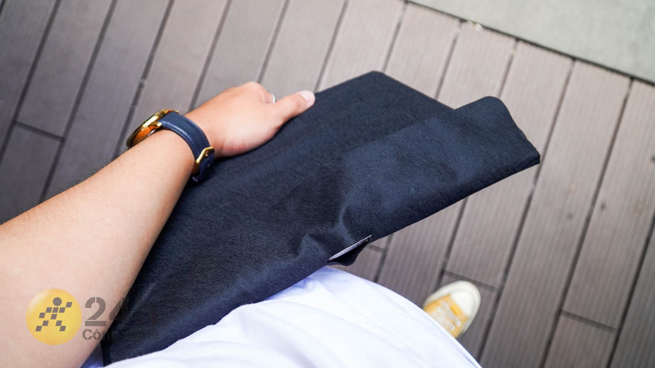 Trong hộp đựng có laptop và một bao vải mỏng để giữ máy tránh trầy xước