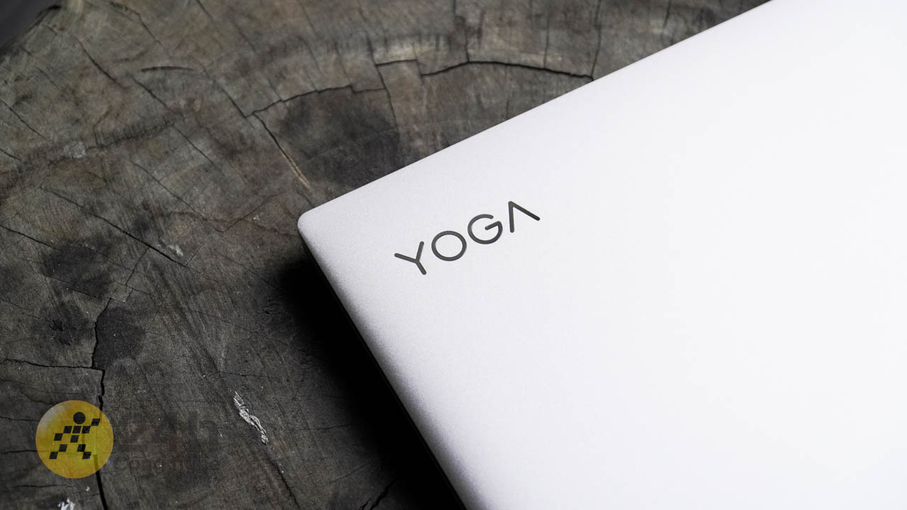 Góc trên của mặt lưng có khắc dòng chữ YOGA