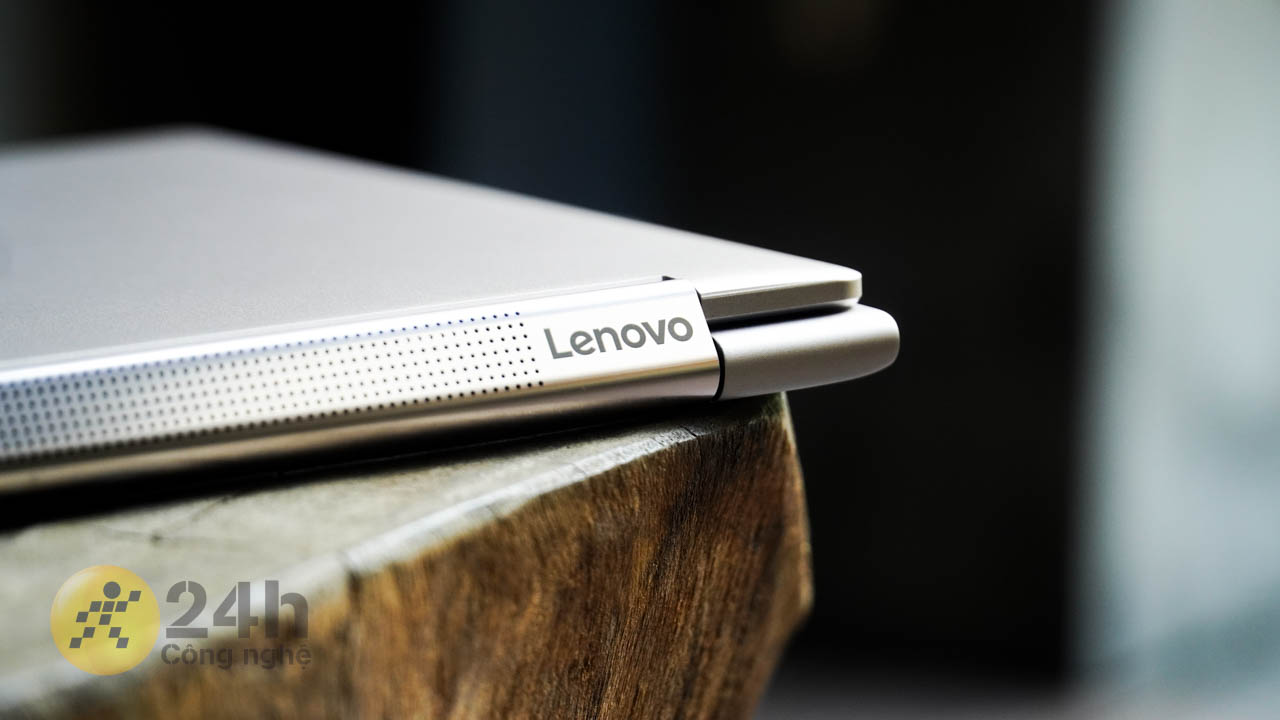 Ở cạnh sau của laptop cũng có logo Lenovo