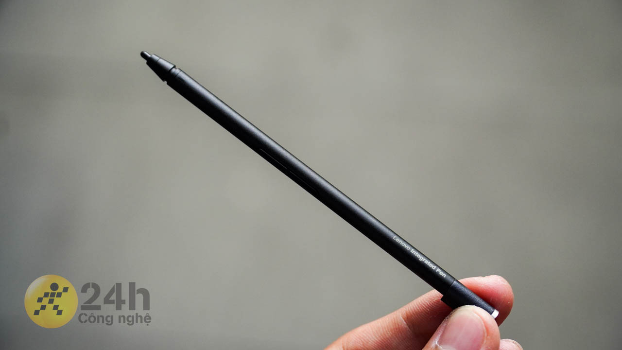 Cây bút này được làm bằng nhựa và rất dễ cầm nắm