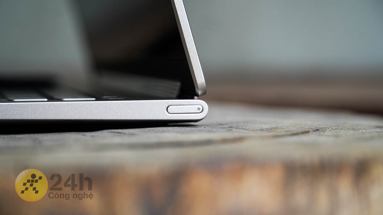 Cạnh phải của máy chỉ có mỗi nút nguồn