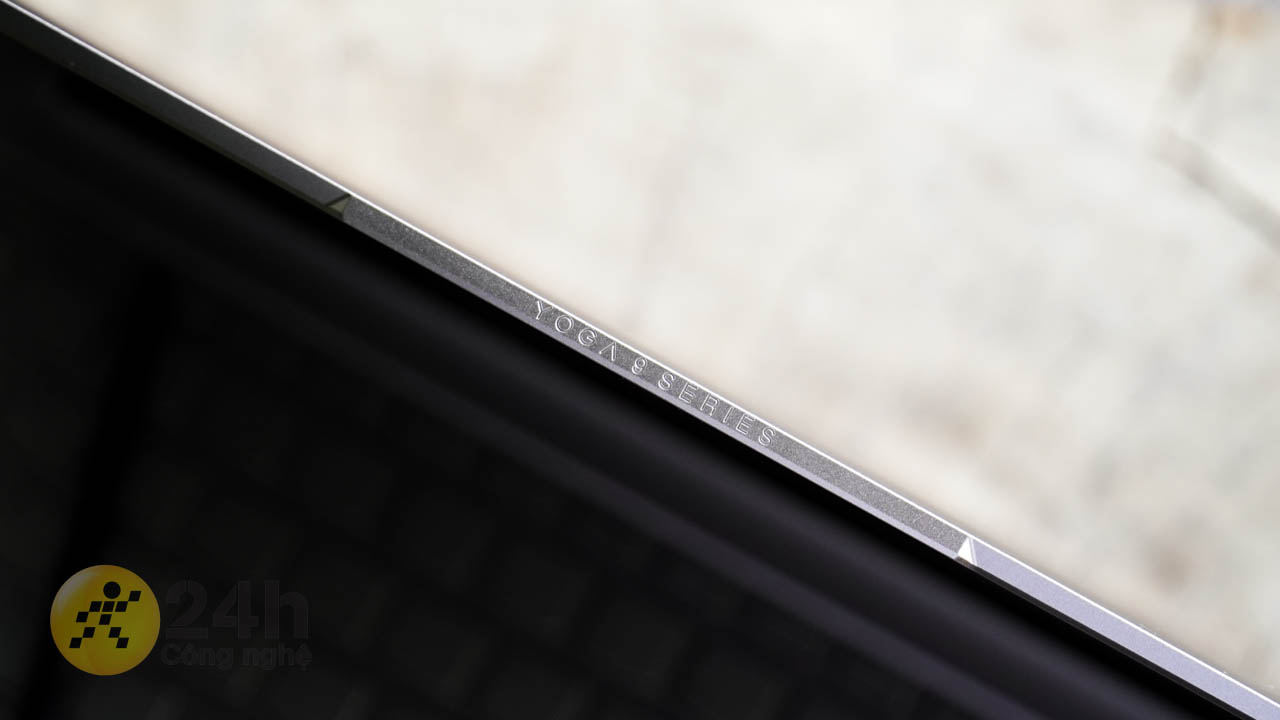 Phần cạnh trên có dòng chữ Yoga 9 Series