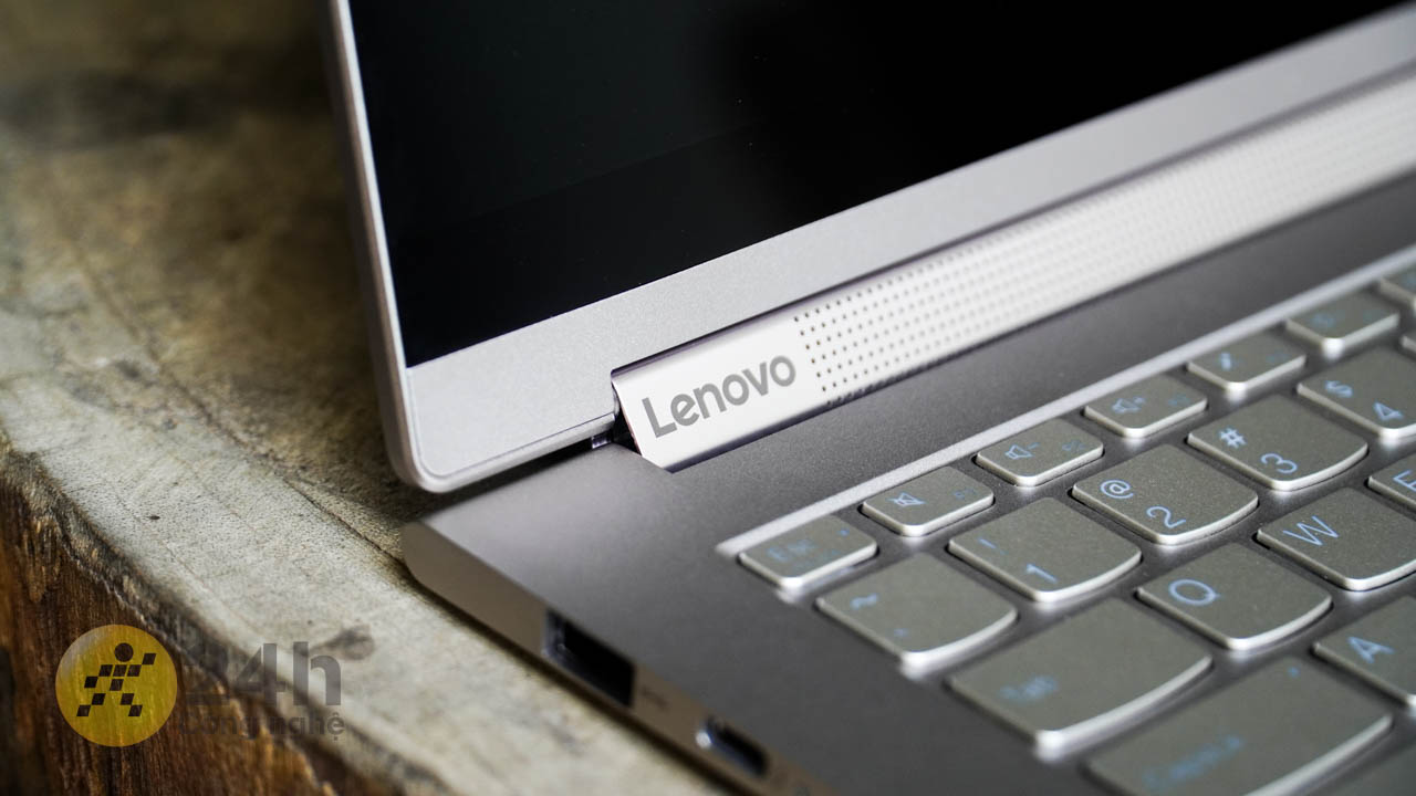 Khi ở laptop ra bạn vẫn thấy logo Lenovo trên thay nối 2 bản lề