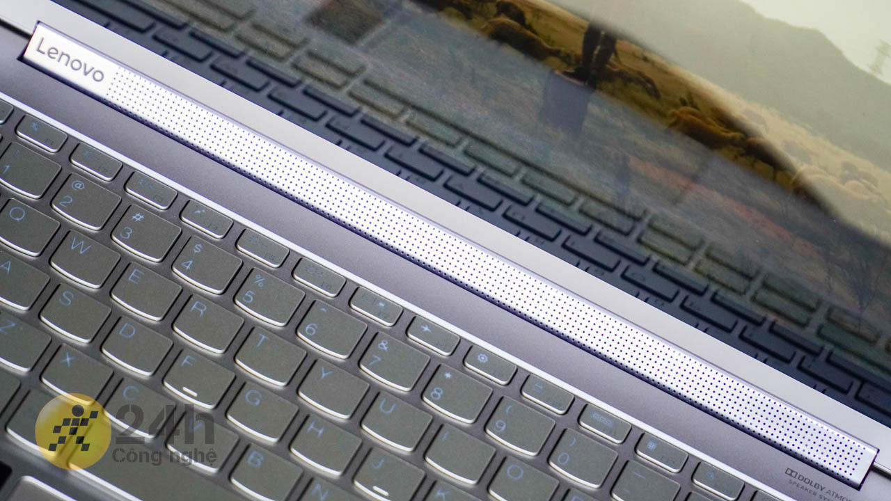 Lenovo Yoga 9 có dải loa ngoài nằm trên thanh nối 2 bản lề laptop