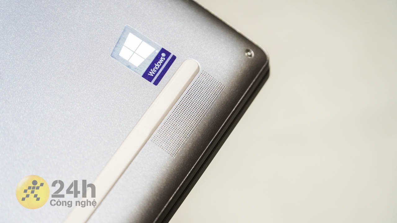 Đáy máy cũng có thêm phần loa tạo hiệu ứng âm thanh vòm