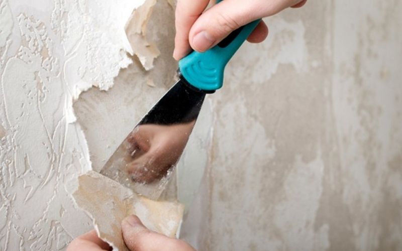 Mẹo gỡ giấy dán tường chẳng lo để lại vết dơ hay tróc sơn trên tường
