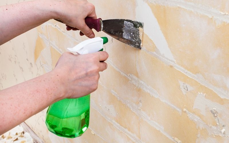 Bóc gỡ giấy dán tường bằng cách sử dụng nước tẩy rửa