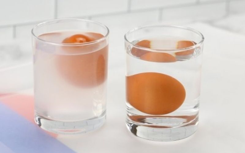 Thả trứng vào nước để phân biệt trứng gà cũ hay mới