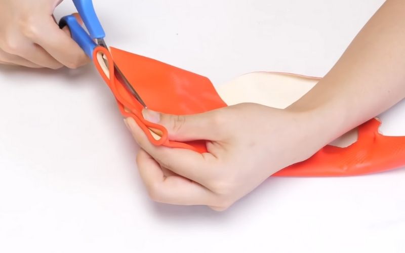 Bước 1: Bạn dùng kéo, cắt ra phần khoanh đầu của chiếc găng tay như hình bên dưới:
