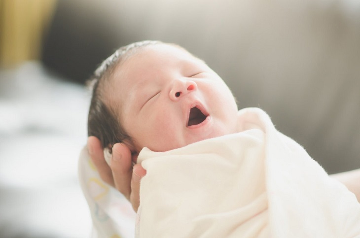 Trẻ sơ sinh nằm điều hòa có tốt không?