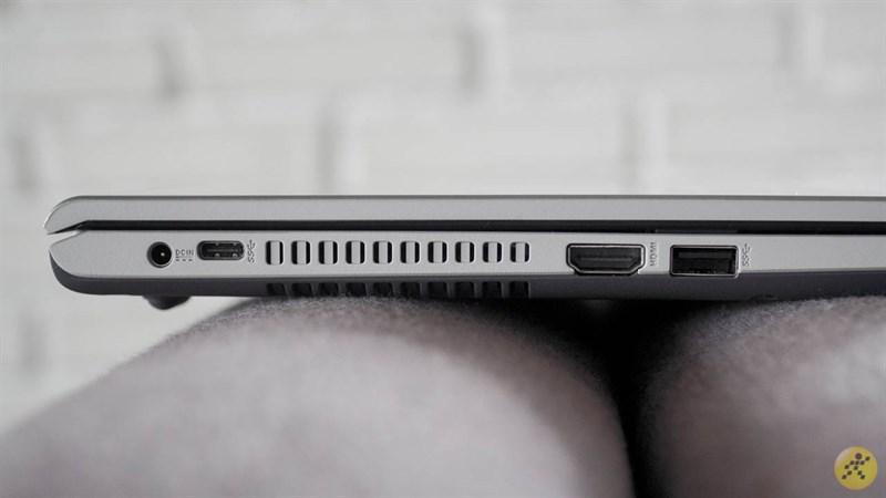 Cạnh trái của máy sở hữu cổng nguồn, USB Type-C, tản nhiệt, HDMI và cổng USB Cạnh trái của máy sở hữu cổng nguồn, USB Type-C, tản nhiệt, HDMI và cổng USB