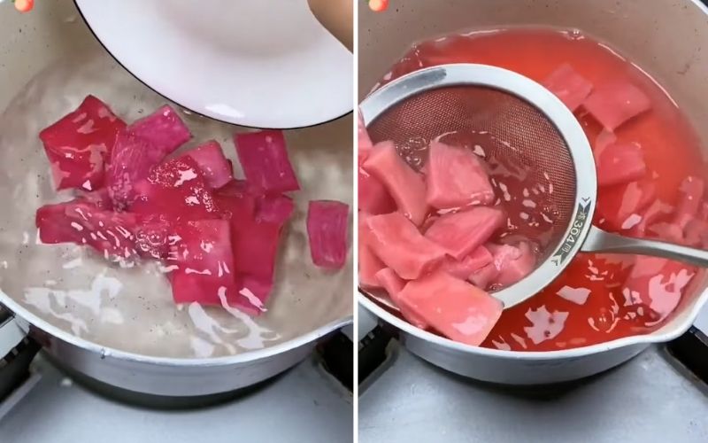 Bước 3: Bạn đổ 500ml nước vào nồi cùng phần vỏ đã cắt ở bước 1 vào nấu cho sôi trong vòng 10 - 15 phút đến khi nào bạn thấy nước đã ra hết màu của vỏ thanh long rồi thì hãy vớt chúng ra.