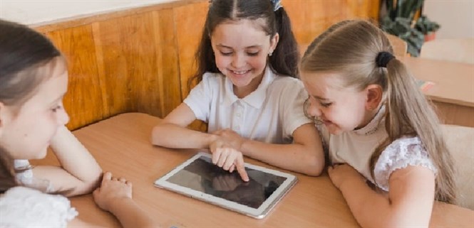 7 điều cha mẹ cần lưu ý khi cho con dùng điện thoại, máy tính bảng, laptop