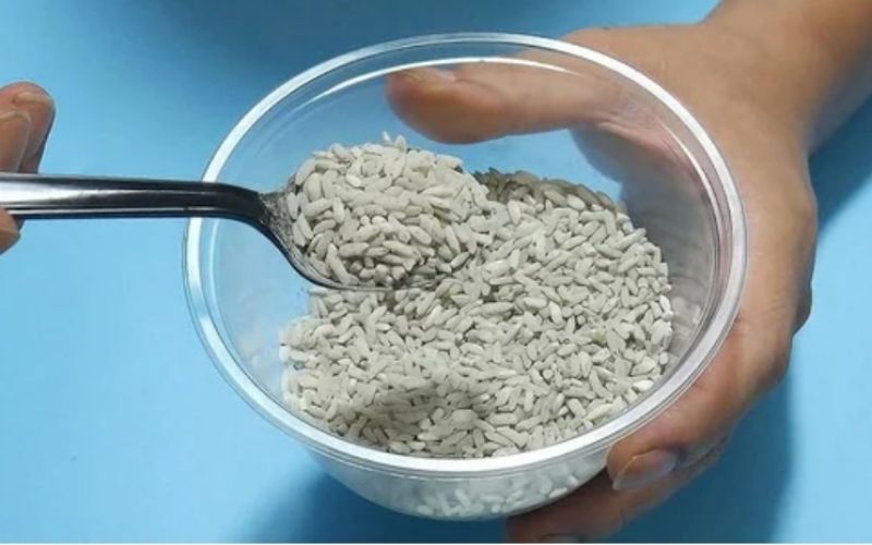 Bước 3: Trộn 1 muỗng bột xi măng vào chỗ gạo rang đã tẩm dầu mè, xóc đều lên để phần bột xi măng bám đều các hạt gạo rồi đem đặt hỗn hợp này ở chỗ chuột hay chạy qua.