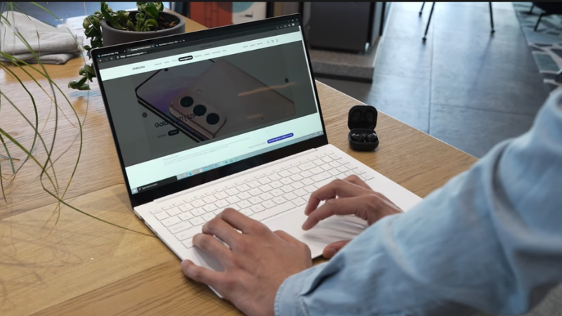 tren-tay-samsung-galaxy-book-pro tren-tay-samsung-galaxy-book-pro