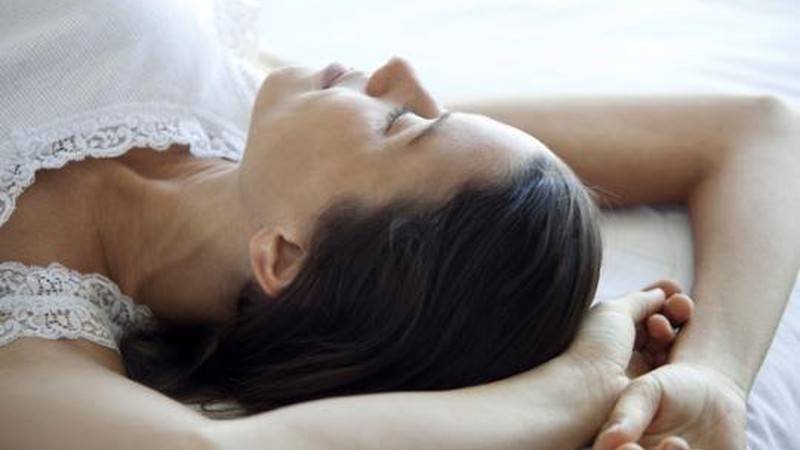 Tư thế ngủ nằm ngửa có tác động đến làn da hay không?