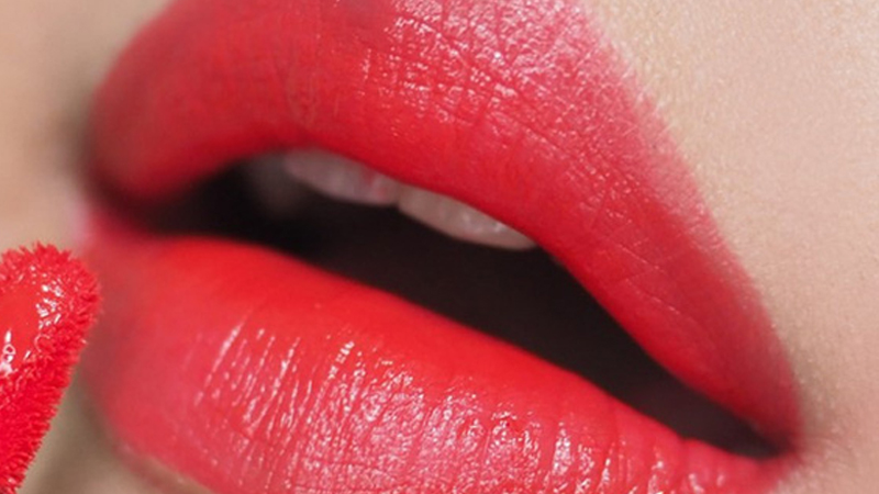 Review son Chanel 148 Libere đỏ tươi cho đôi môi đỏ mọng căng bóng