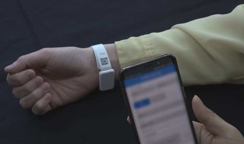 Ảnh minh họa vòng tay điện tử theo dõi cách ly ở Hàn Quốc