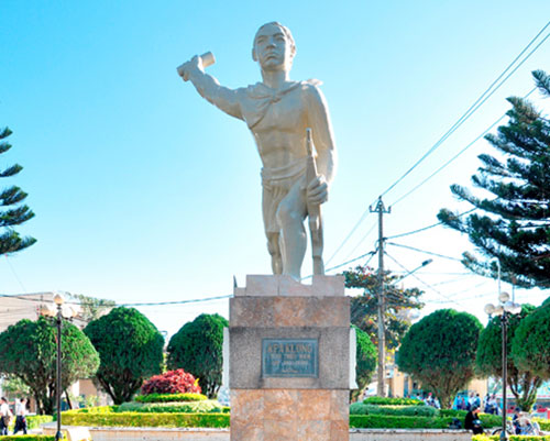 Nhấn vào ảnh để phóng to Tượng anh hùng dân tộc Kơ-Pa Kơ-Lơng