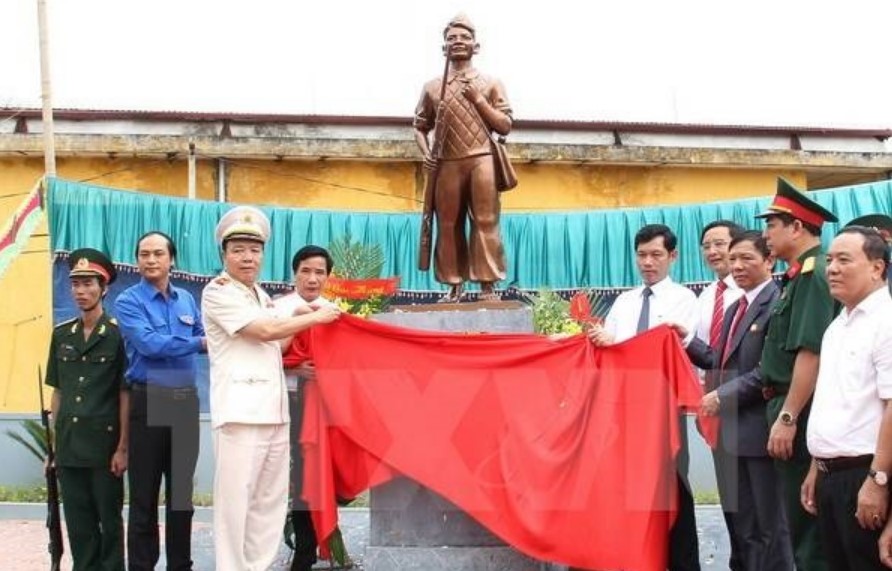 Tượng anh hùng Dương Văn Nội