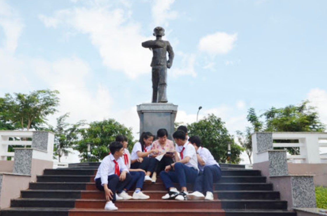 Nhấn vào ảnh để phóng to Học sinh trước tượng đài tưởng nhớ Dương Văn Mạnh (1930 – 1944)