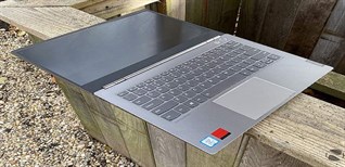 Bản lề mở 180 độ của laptop là gì?