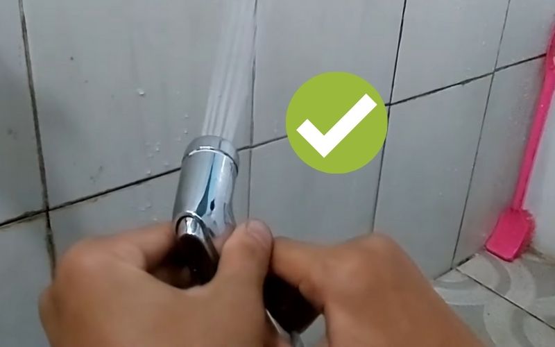Phương pháp rất đơn giản để làm tăng áp lực nước cho vòi xịt toilet ở nhà và yên tâm là nước sẽ phun mạnh hơn 