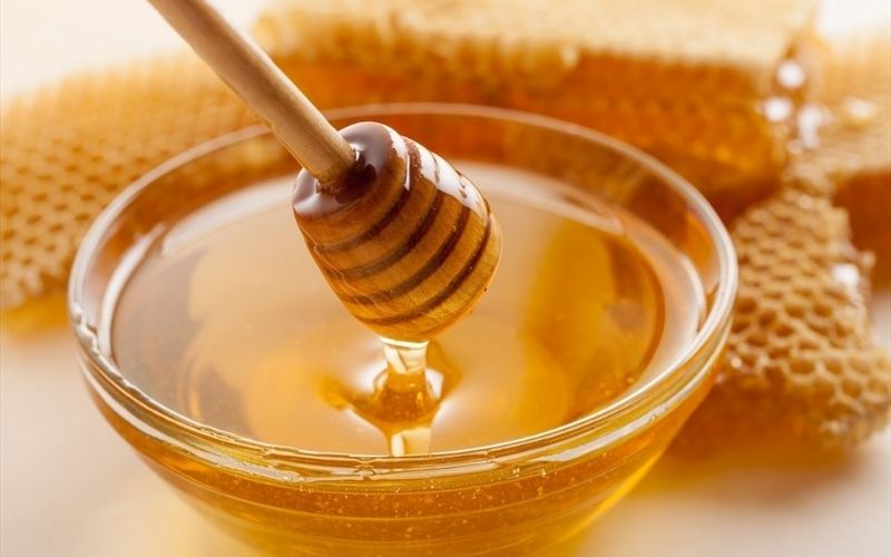 Mật ong mang trong mình tính bình, vị ngọt, chứa nhiều hoạt chất có tác dụng sát khuẩn, chống viêm, ức chế và tiêu diệt nhanh các loại vi khuẩn gây hại