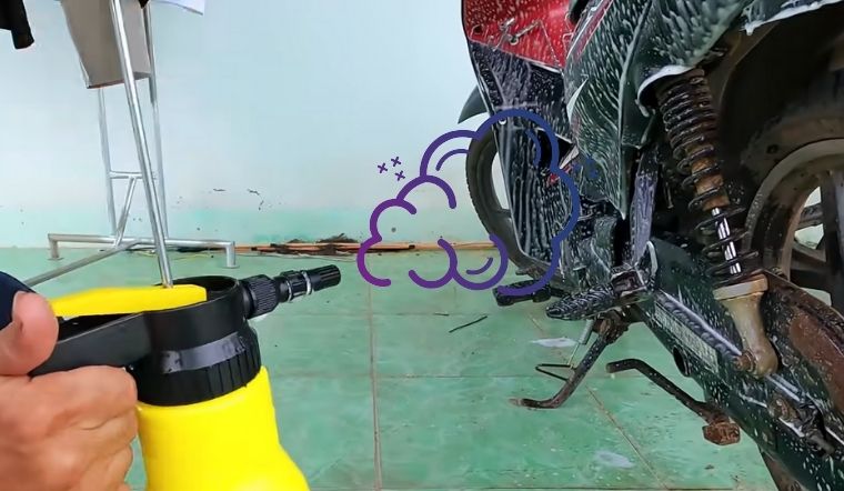 Mẹo tạo bình rửa xe bọt tuyết siêu dễ đi mưa về tự xịt sạch xe khỏe re