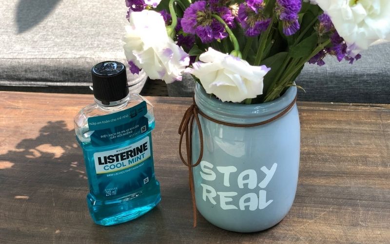 Listerine sẽ giúp diệt vi khuẩn trong nước làm cho hoa tươi lâu