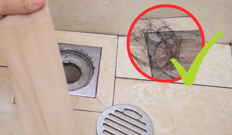 1 chiếc vớ sẽ cứu bạn khỏi cảnh cống nhà tắm nghẹt tóc nhờ mẹo siêu dễ này 