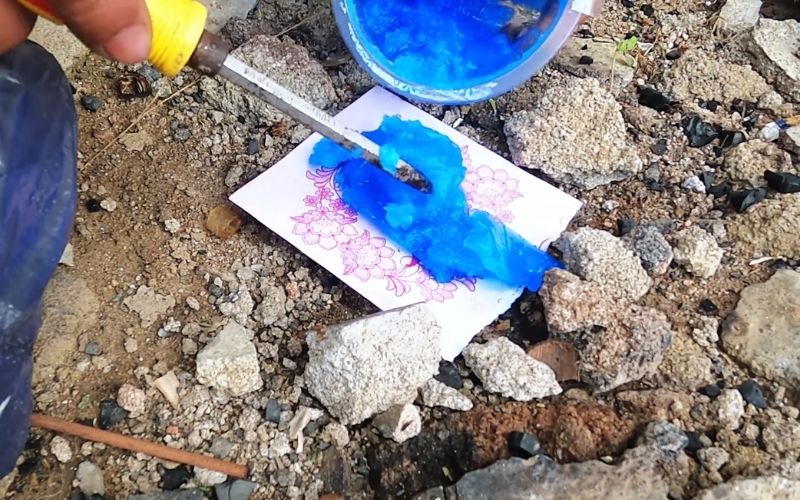 Bước 1: Bạn múc ra một miếng cồn khô ra nền đất hoặc bỏ vào giữa bếp nướng than.