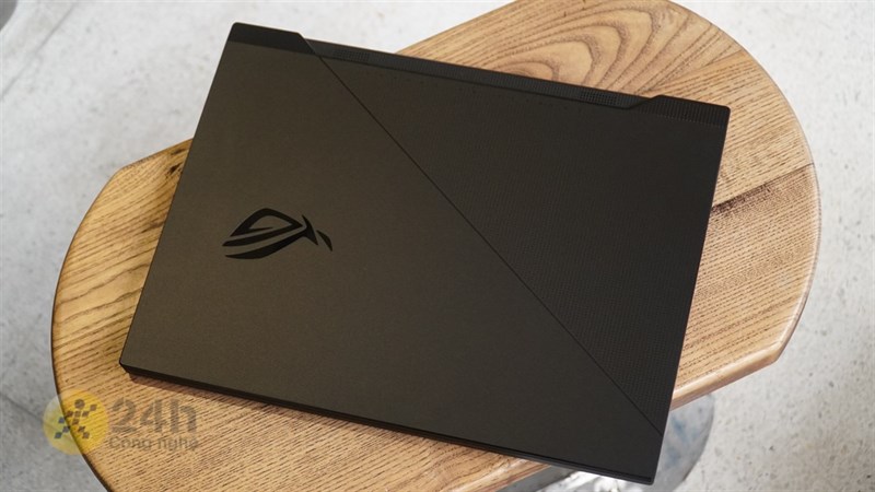 Mặt trước đơn giản và sang trọng trên ASUS ROG Zephyrus Duo (2021).
