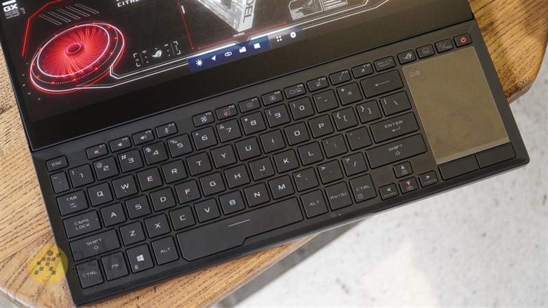 Bàn phím và bàn rê chuột trên  ASUS ROG Zephyrus Duo (2021).