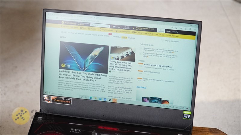 Màn hình chính Full HD và tần số quét 300 Hz của ASUS ROG Zephyrus Duo (2021).