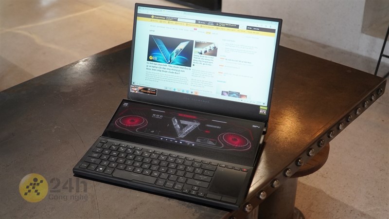 Thiết kế độc đáo của ASUS ROG Zephyrus Duo (2021) khi mở máy ra.