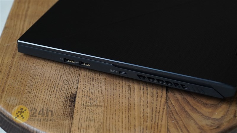 Cạnh phải của  ASUS ROG Zephyrus Duo (2021)