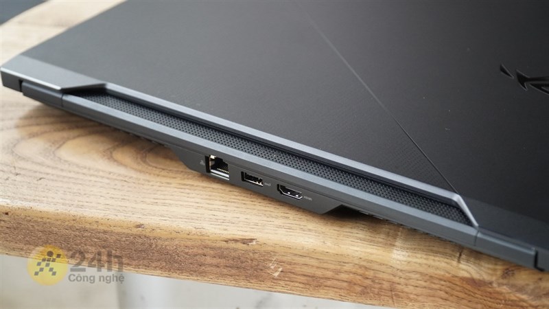 Cạnh sau của  ASUS ROG Zephyrus Duo (2021).
