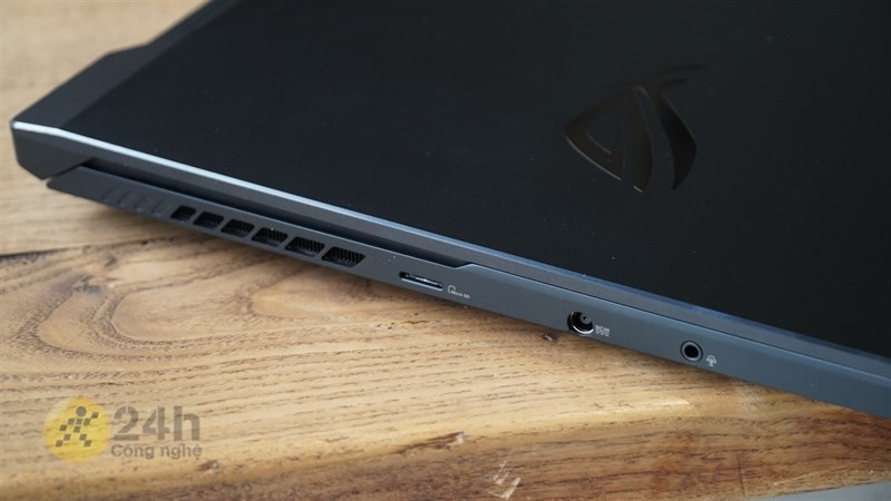 Cạnh trái của  ASUS ROG Zephyrus Duo (2021).