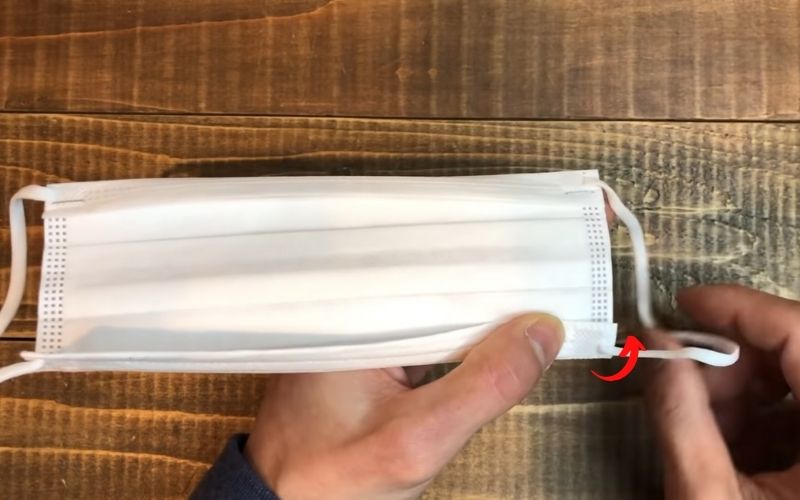 Bước 1: Trước tiên bạn cần rửa tay thật sạch. Sau đó bạn để mặt trong khẩu trang hướng lên trên, rồi dùng tay gấp một góc của khẩu trang lại Bước 1: Trước tiên bạn cần rửa tay thật sạch. Sau đó bạn để mặt trong khẩu trang hướng lên trên, rồi dùng tay gấp một góc của khẩu trang lại