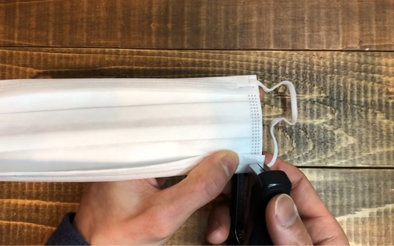 Bước 2: Tiếp đến, bạn dùng ghim bấm vào vị trí nếp gấp này. Bước 2: Tiếp đến, bạn dùng ghim bấm vào vị trí nếp gấp này.