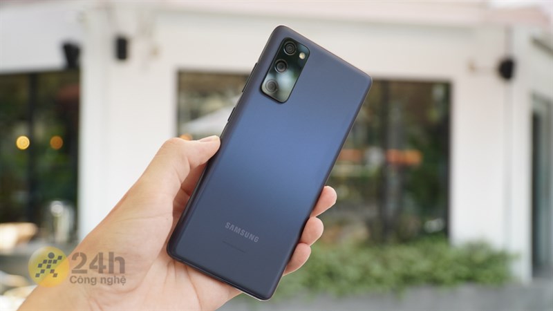 Samsung Galaxy S20 FE có ngoại hình đơn giản, thân thiện