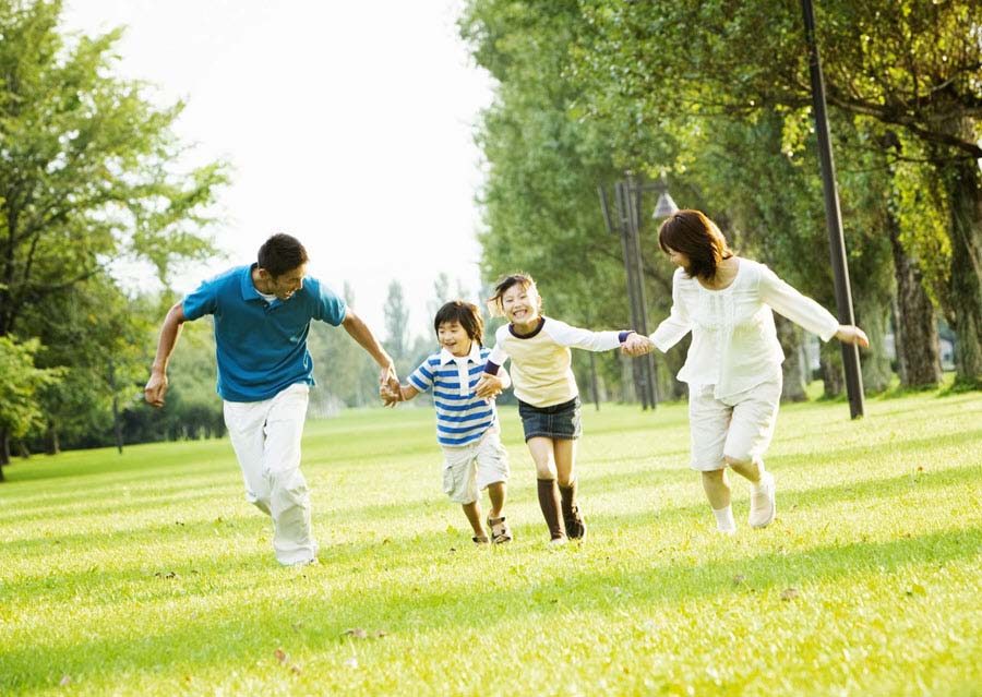 Gia đình hạnh phúc hình ảnh: Gia đình hạnh phúc vẫn là điều đáng mơ ước cho tất cả mọi người. Hãy cùng xem bức ảnh về một gia đình đầy hạnh phúc, tình yêu và cùng nhau chia sẻ những khoảnh khắc đáng nhớ trong cuộc sống.