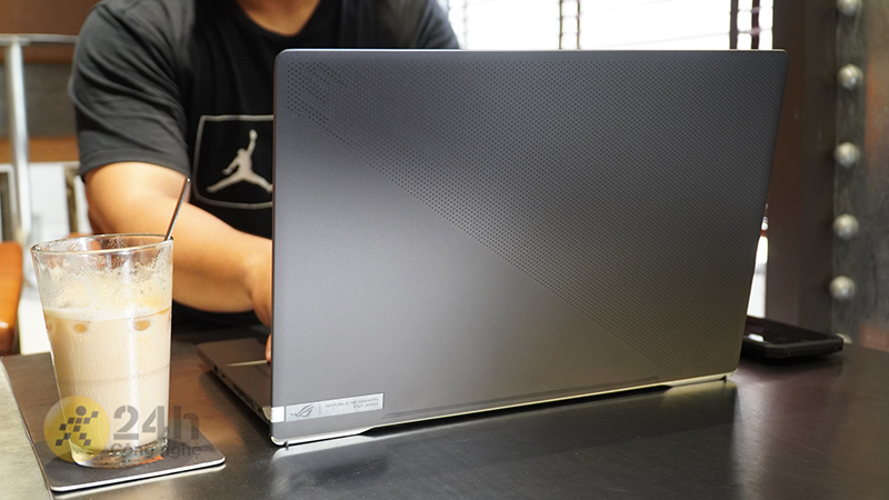 ASUS Zephyrus G15 (2021) theo đuổi triết lý gọn nhẹ chứ không còn hầm hố như các dòng laptop gaming trước đây.