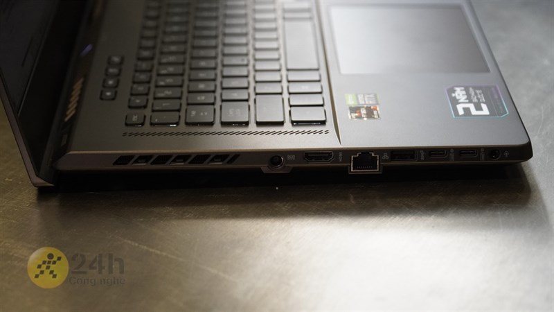 Cùng nhìn qua cạnh trái của ROG Zephyrus G15 (2021).