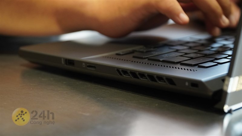 Cạnh phải của ROG Zephyrus G15 (2021).