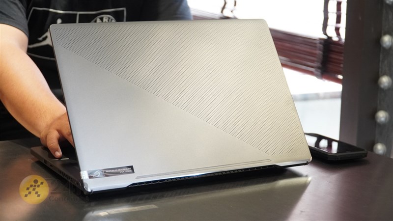 Thiết kế mặt trên độc đáo của ASUS ROG Zephyrus G15 (2021).