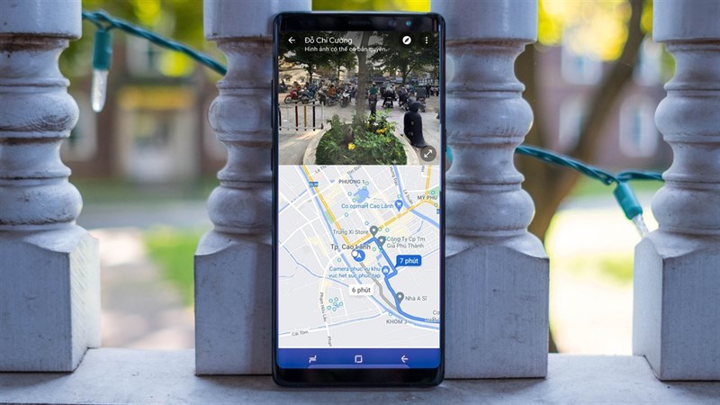 Không cần phải chuyển sang màn hình khác để xem bản đồ và tìm kiếm các địa điểm trên Google Maps. Bây giờ bạn có thể dễ dàng chia đôi màn hình và xem bản đồ cùng lúc với thông tin chi tiết. Điều này giúp bạn tiết kiệm thời gian và làm việc hiệu quả hơn.