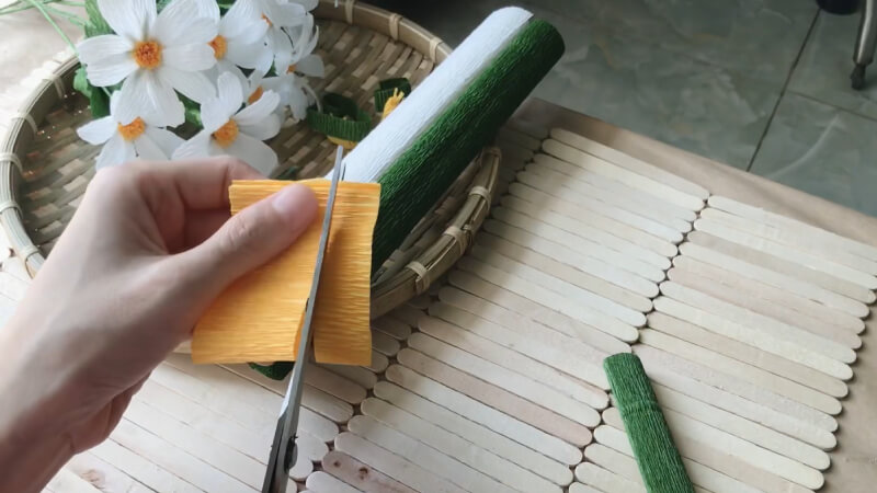 How to make daisies with crepe paper